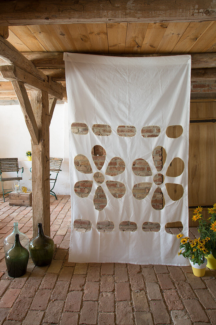 Vorhang mit ausgeschnittenen Blumen und Lochmotiv im Landhaus