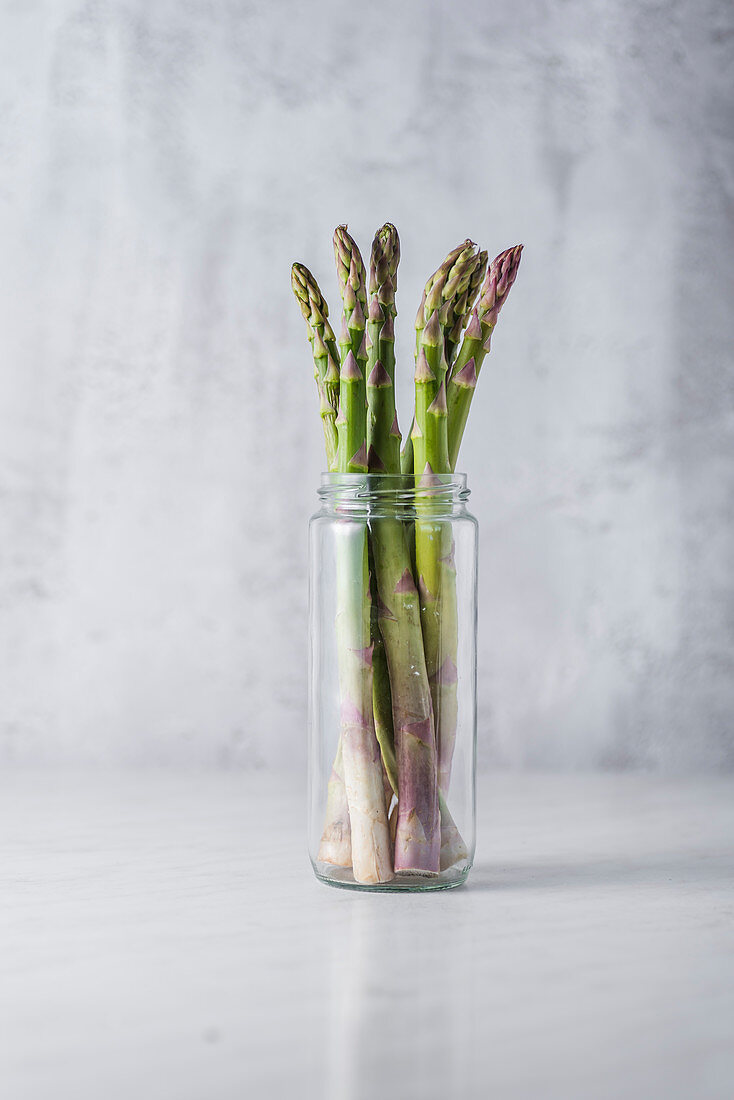 Grüner Spargel im Glas