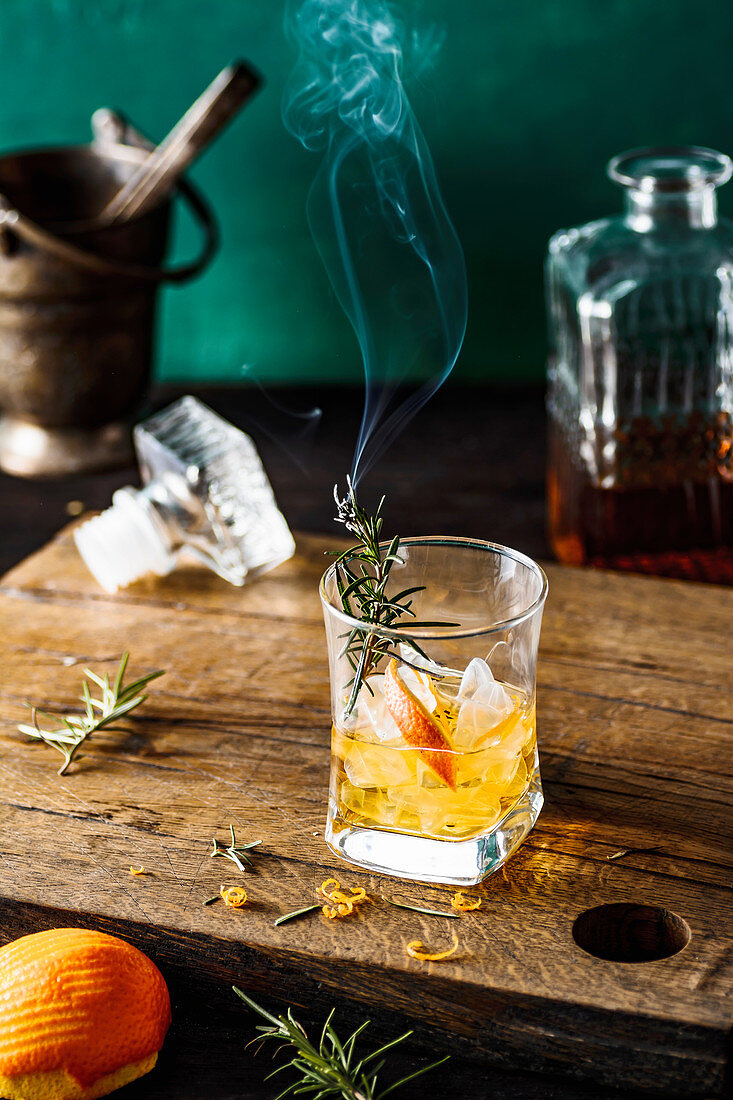 Old Fashioned Drink mit rauchendem Rosmarin