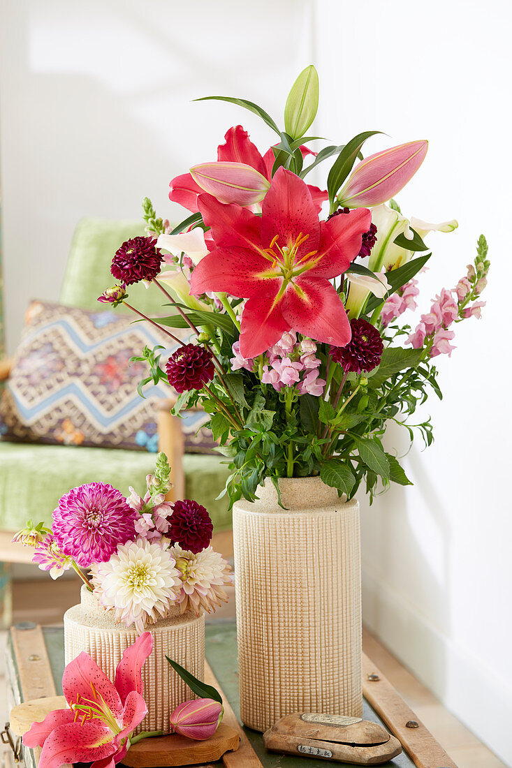 Sträuße mit Lilien, Dahlien und Löwenmäulchen