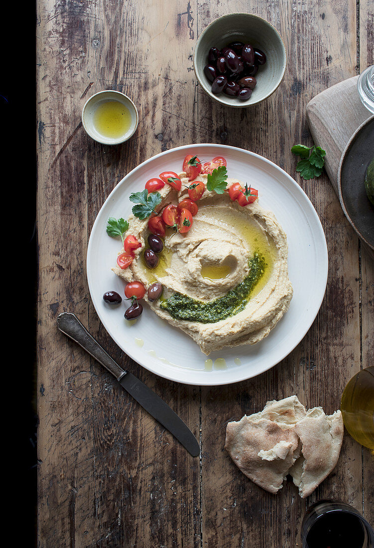 Hummus mit Pesto, Kirschtomaten, Bohnen und Petersilie