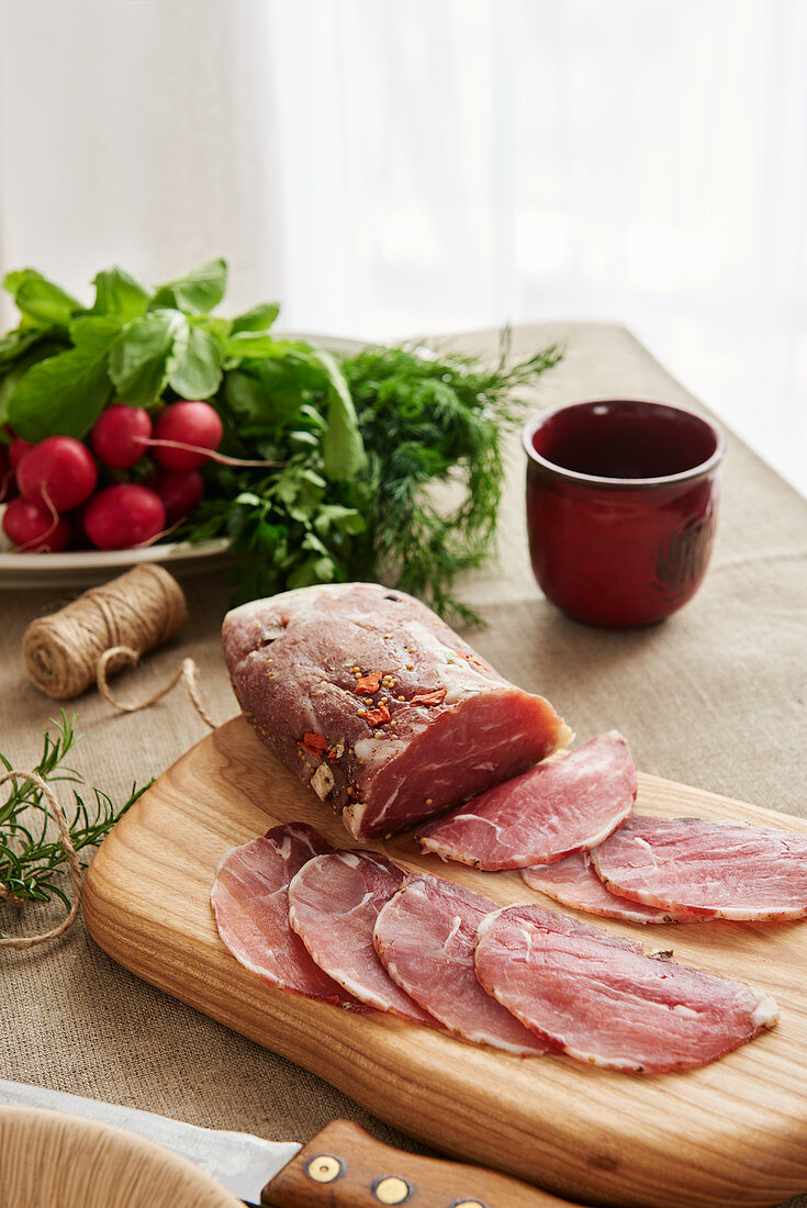 Geräucherte Schweinelende auf Holzschneidebrett