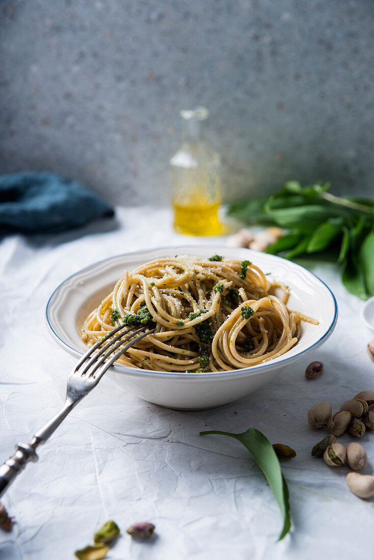 Vollkornspaghetti mit Bärlauch-Pistazien-Pesto und Mandel-Parmesan (vegan)