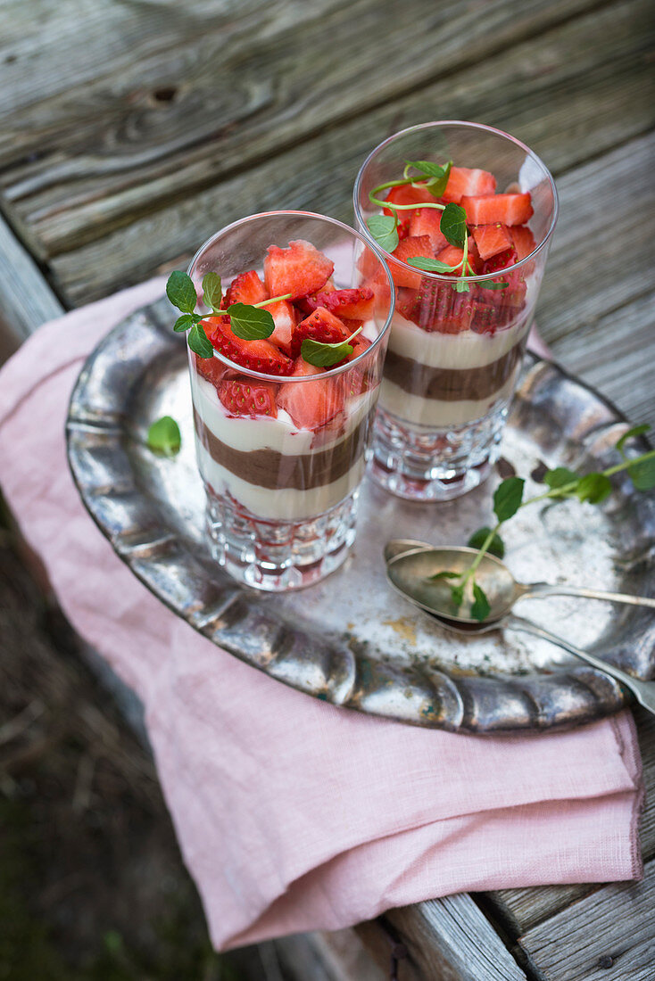 Veganes Dessert im Glas aus zweierlei Sojajoghurt und frischen Erdbeeren