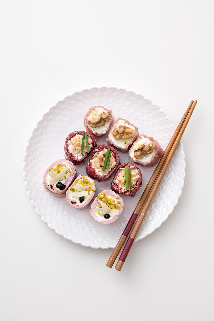 Sushiförmige Häppchen mit Wurst, Obst und Käse