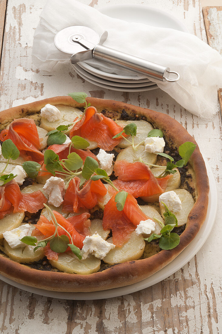 Smoked trout and potatoes pizza