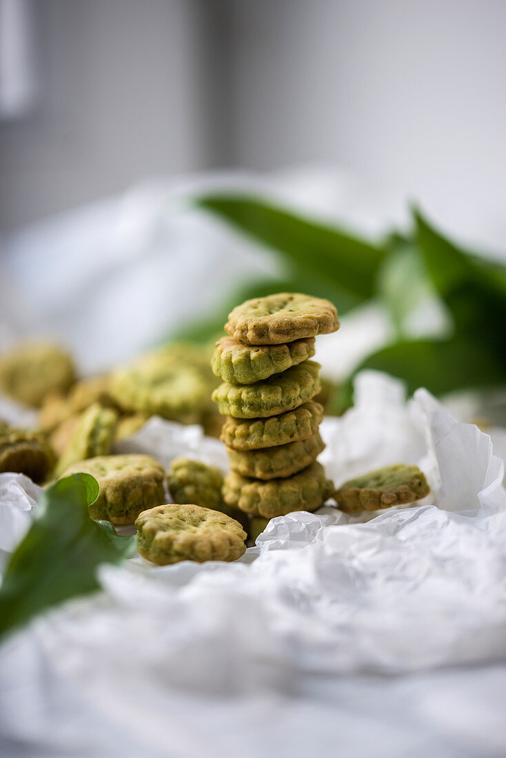 Vegane Bärlauch-Cracker, gestapelt