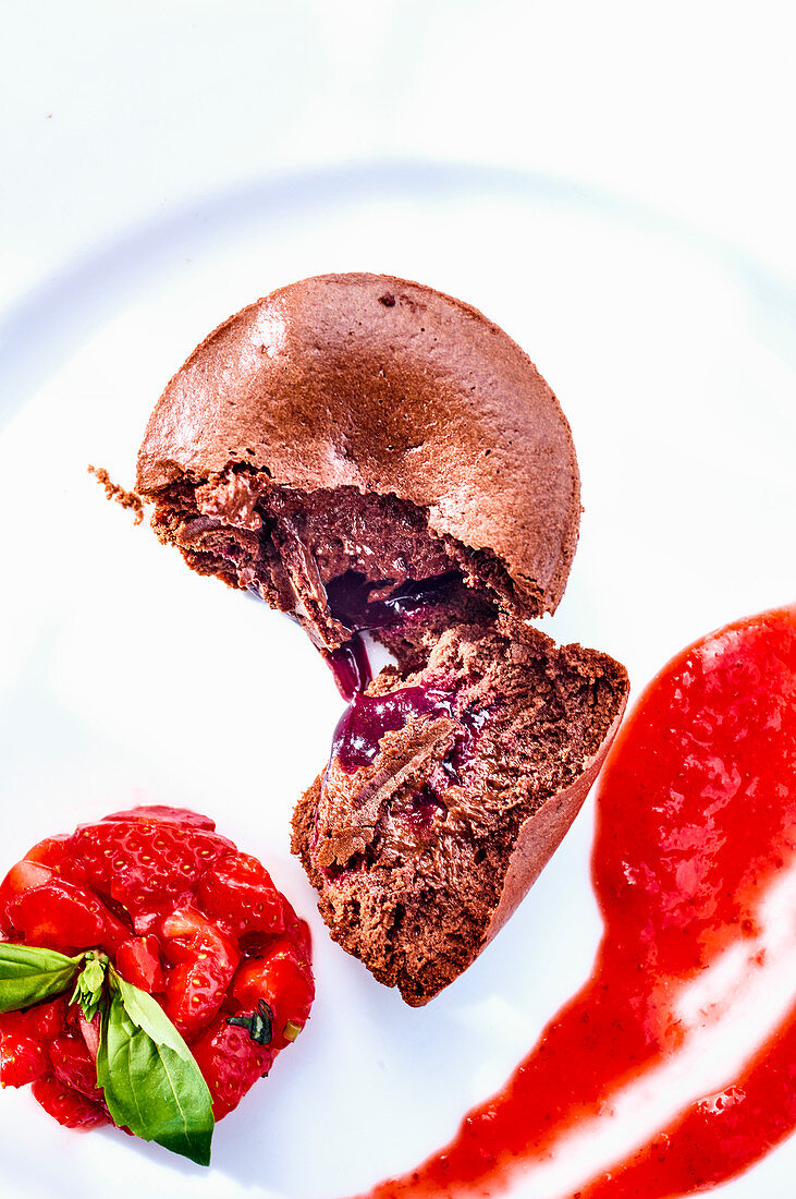 Moelleux au chocolat with strawberries