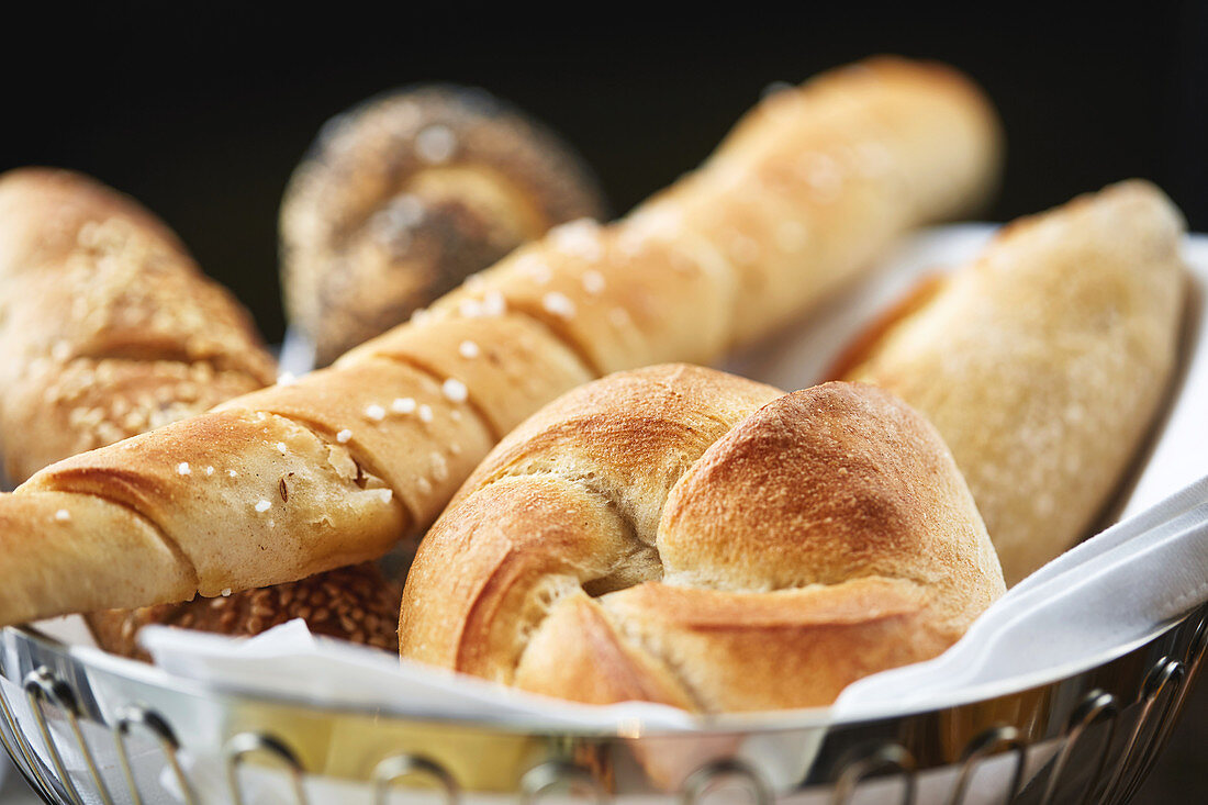 Verschiedene Brötchen im Brotkorb