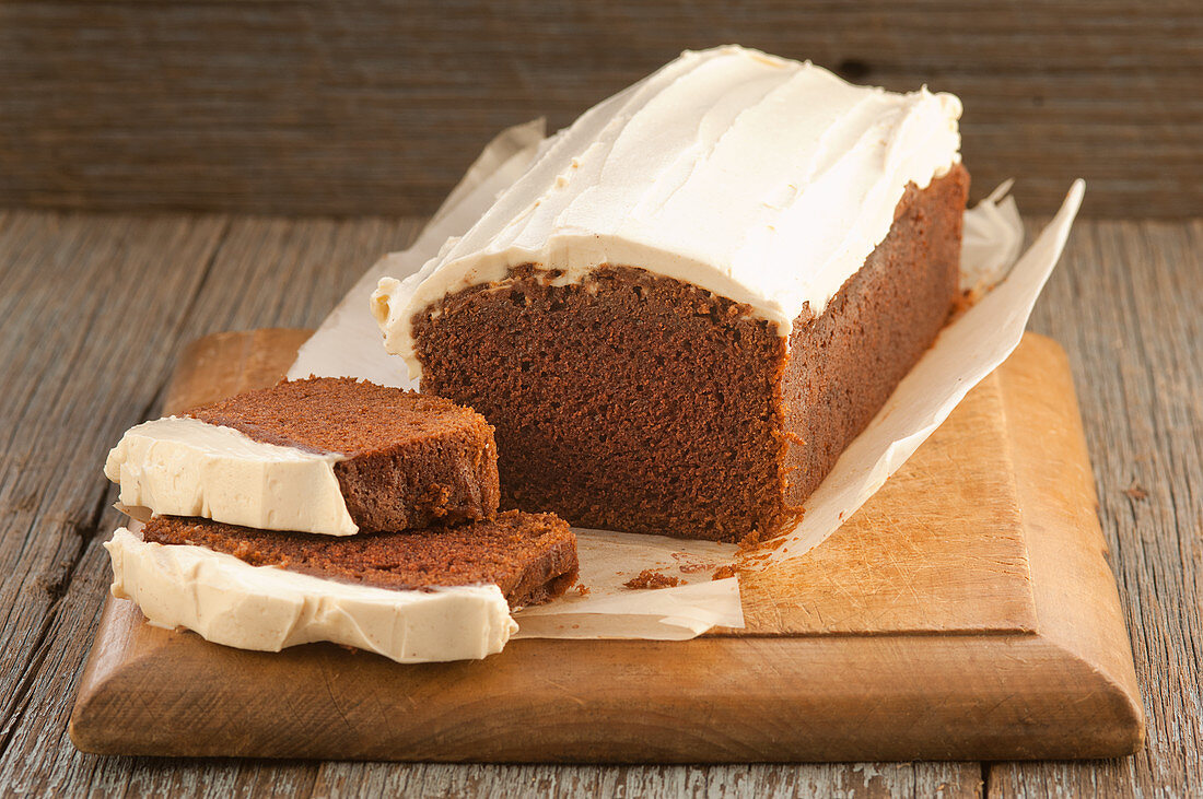 Laktosefreier Schokoladenkuchen mit heller Creme, angeschnitten