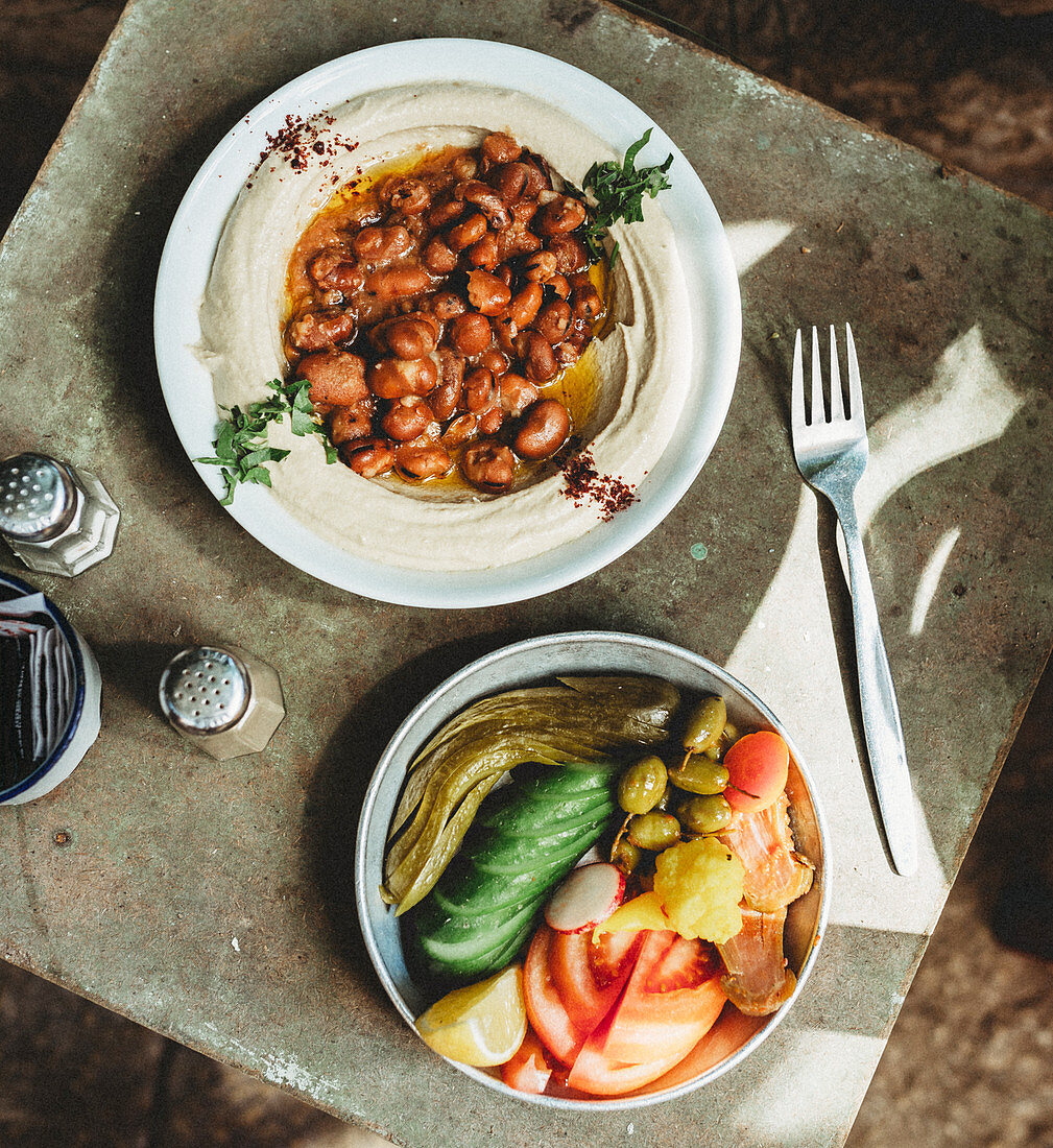 Bohnen-Hummus und Gemüseplatte (Arabien)