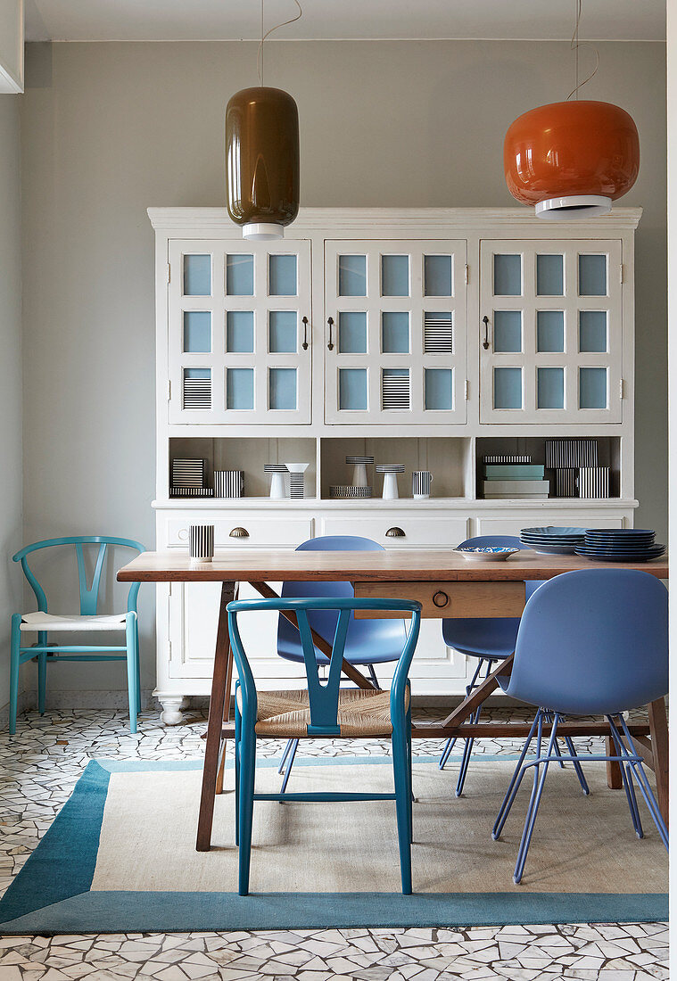 Fifties-style pendant lamps in kitchen-dining room decorated in white and blue