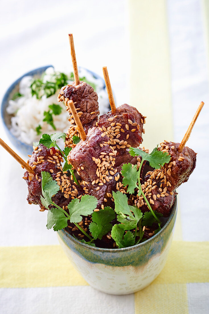 Beef skewers with sesame seeds and ginger