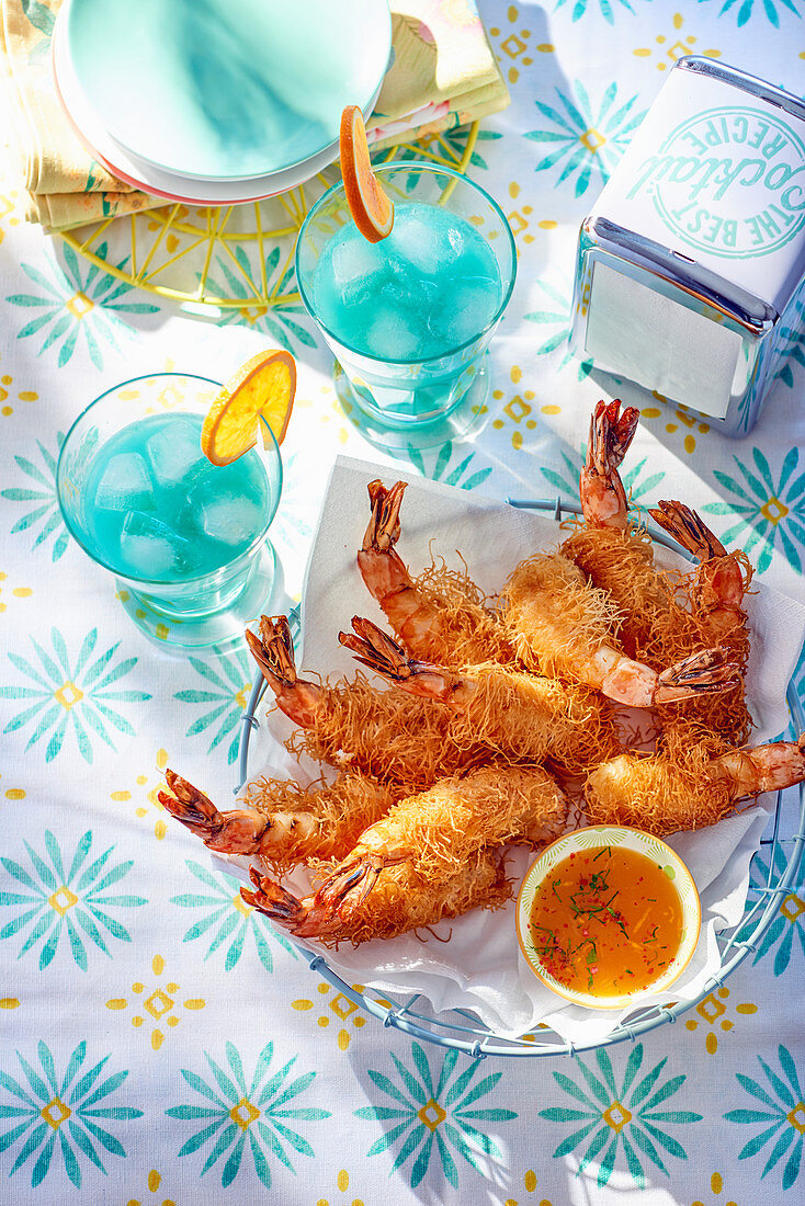 Prawns coated in kadaif with Blue Curaçao cocktails