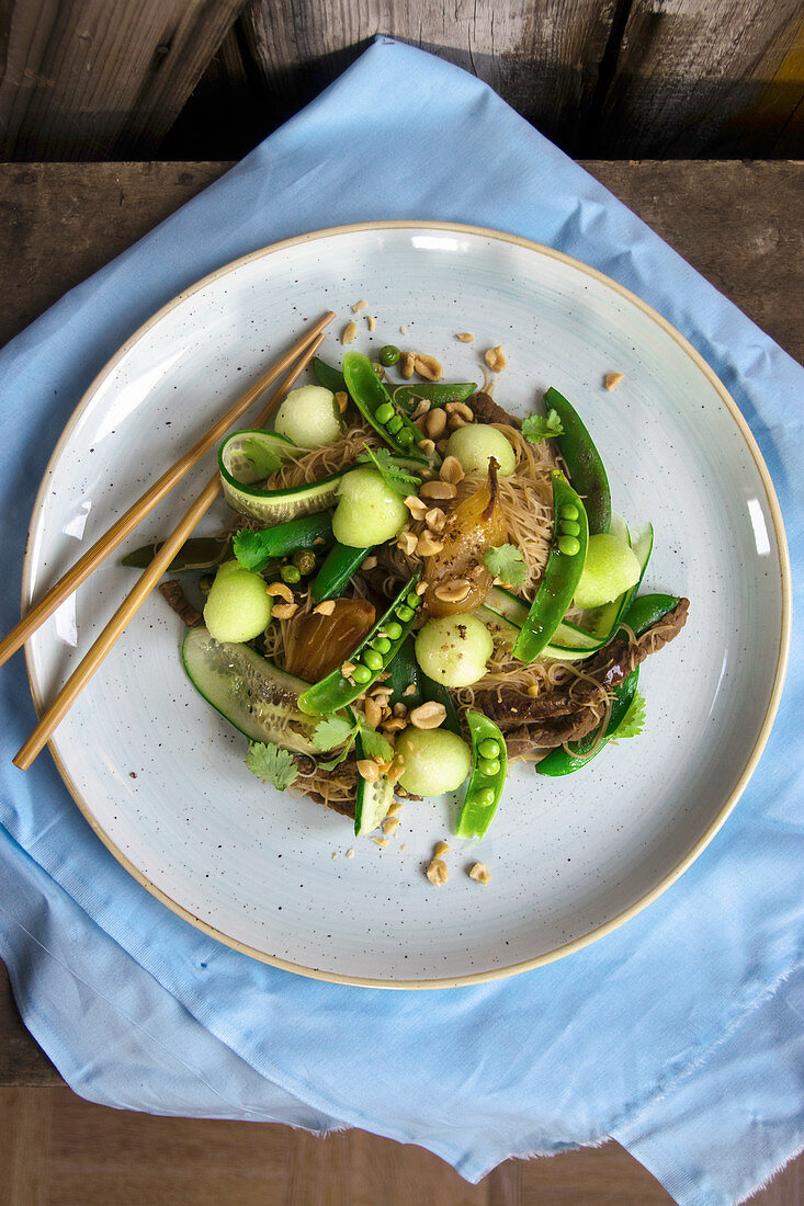 Nudelsalat mit Gurke, Erbsen und Erdnüssen (Asien)