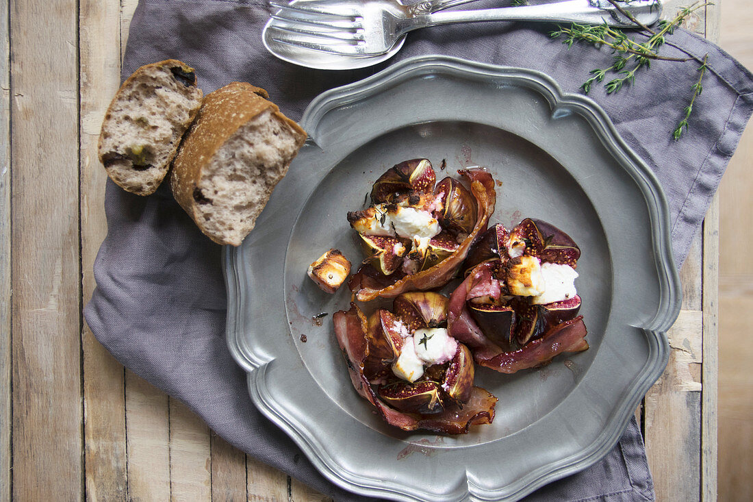 Stuffed figs with cream cheese and bacon