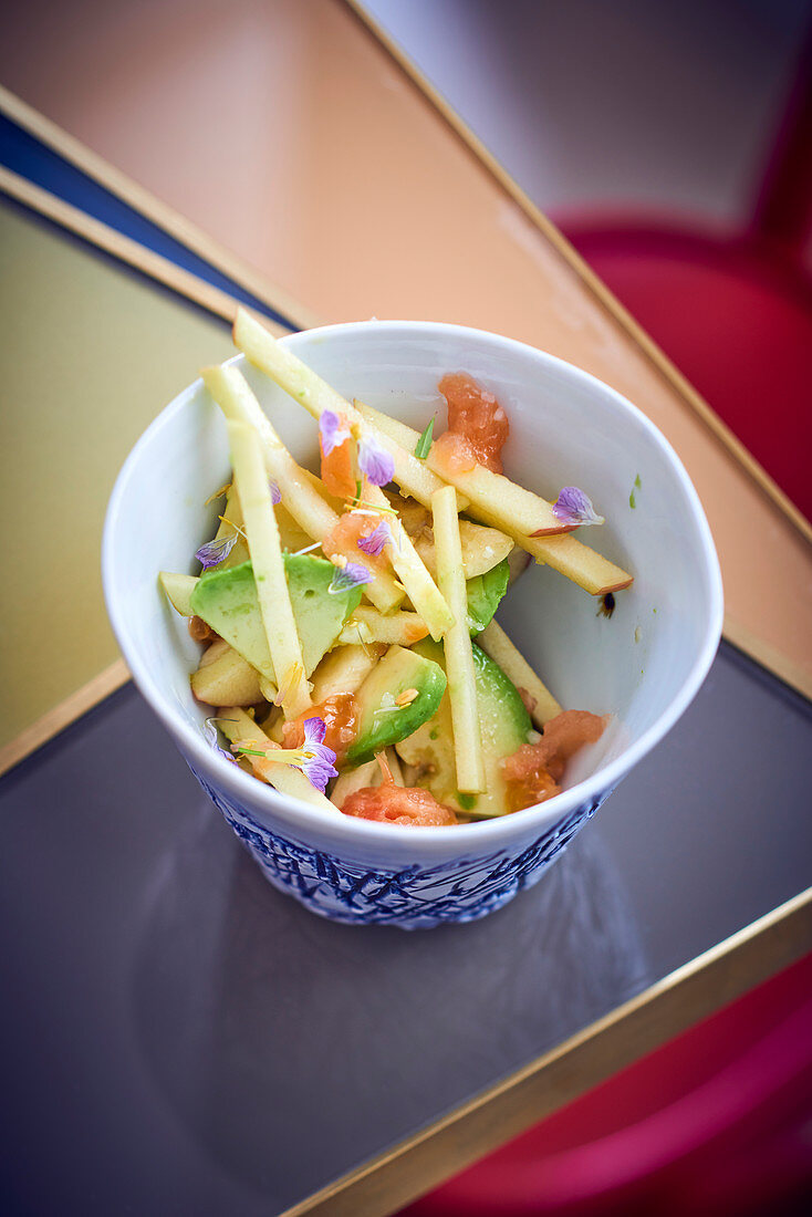 Avocado-Apfel-Salat mit Tomatendressing und Blütenblättern