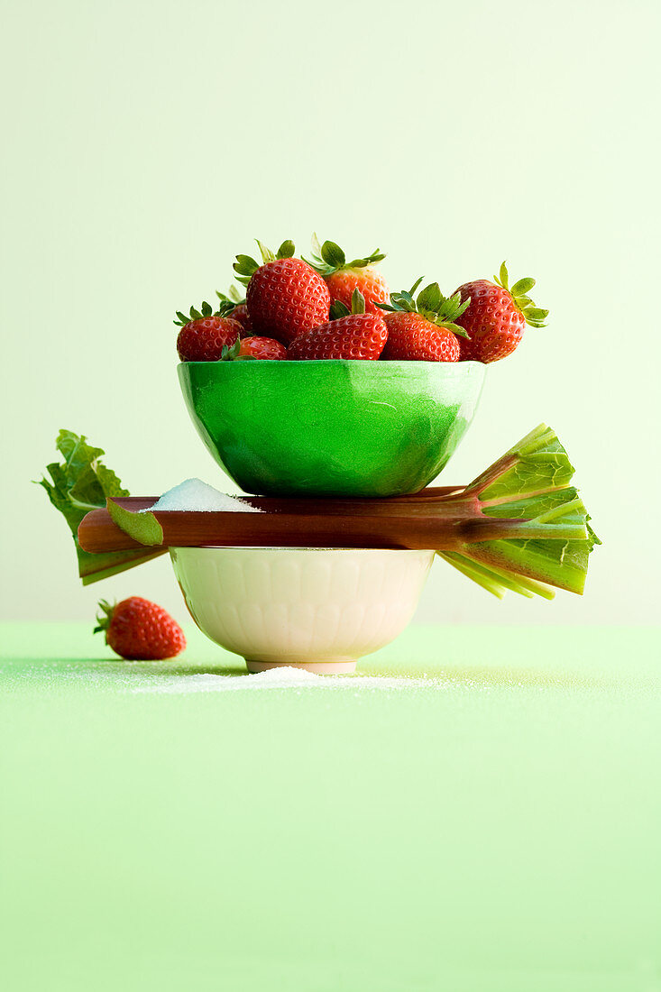 Stilleben mit Erdbeeren, Rhabarber und Zucker