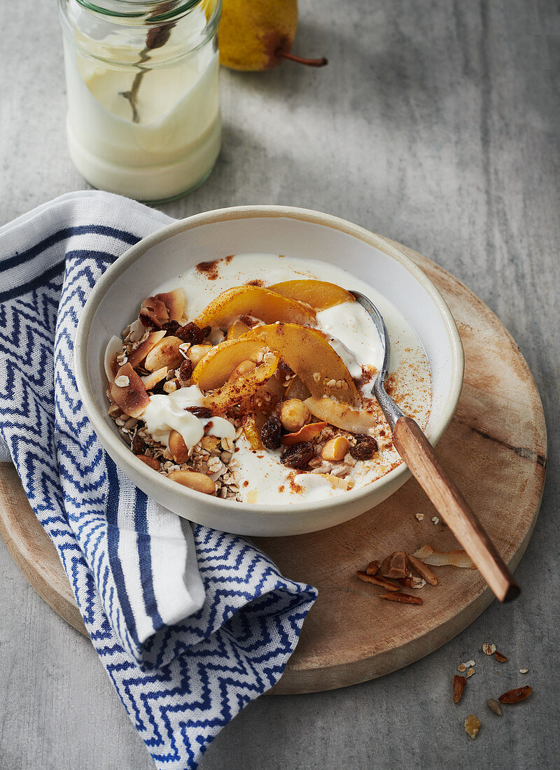 Frühstücks-Müsli mit Joghurt und Birnen