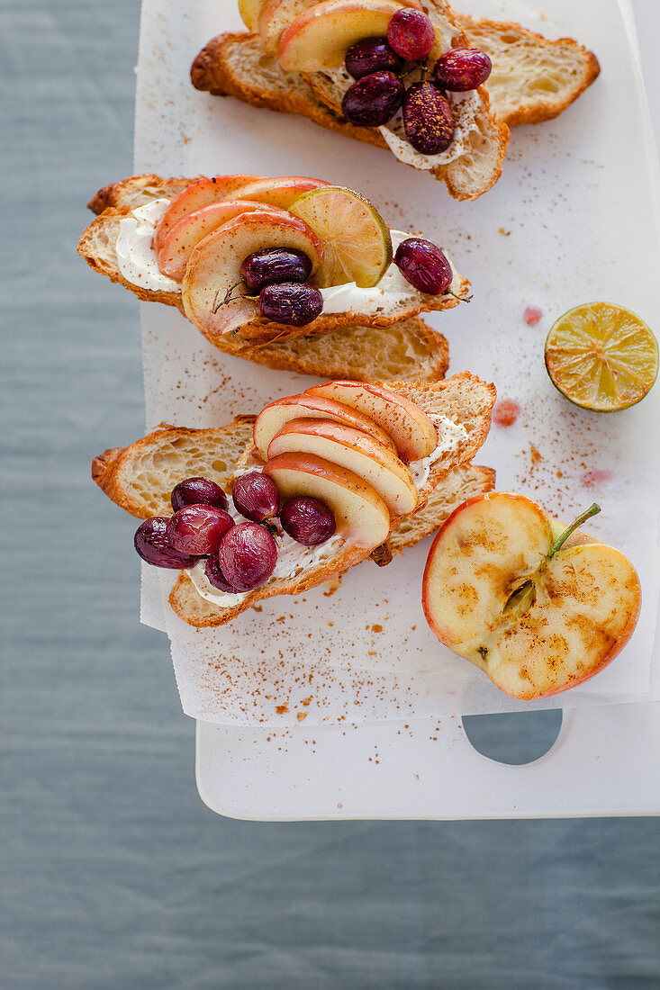 Belegte Croissants mit Mascarpone und gebackenen Früchten