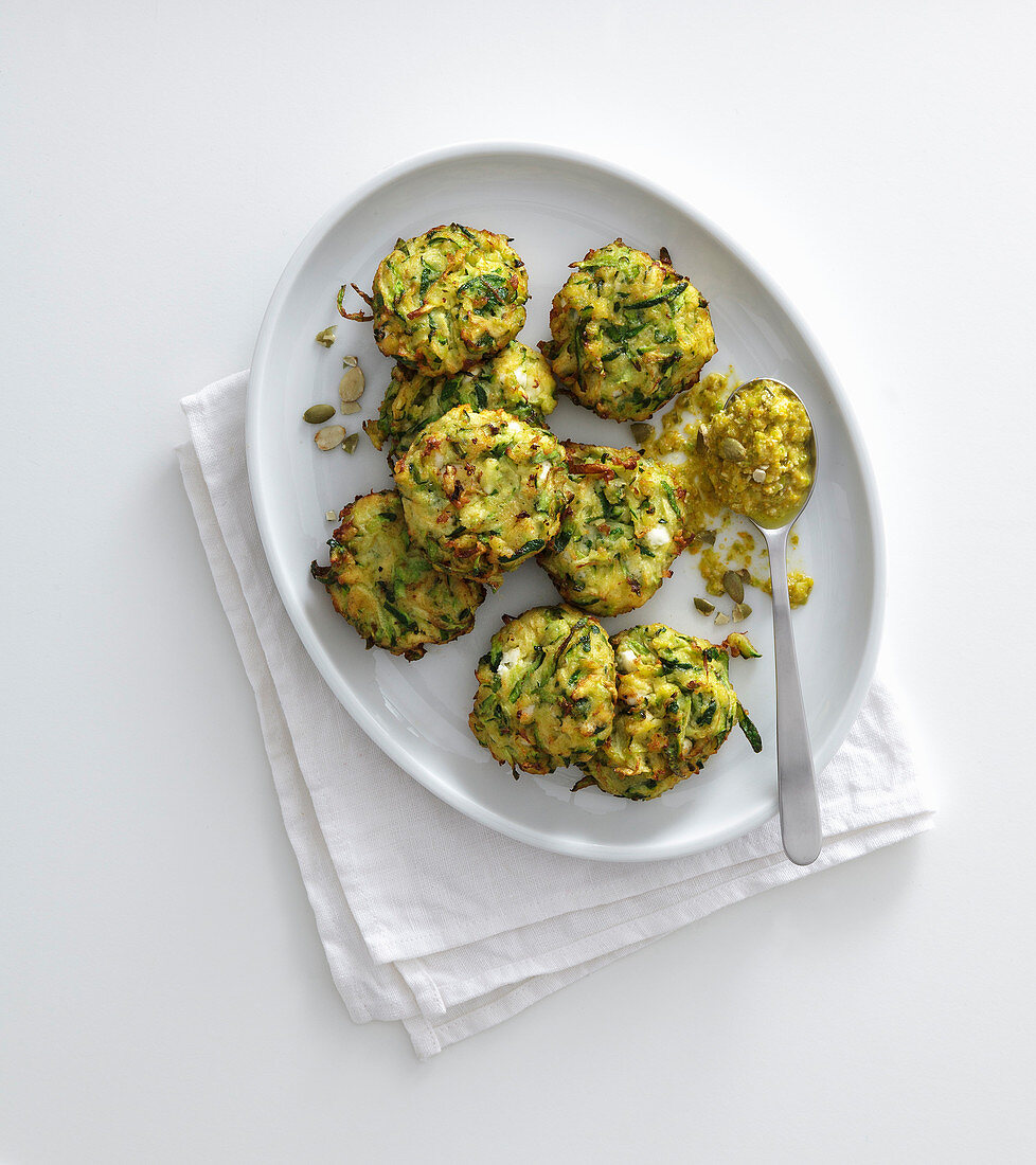 Zucchini-Feta-Puffer mit Zucchiniblüten-Kürbiskern-Sauce