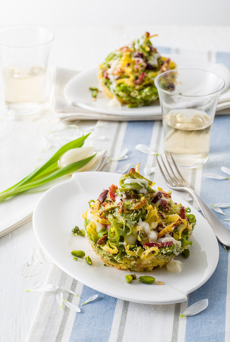 Tagliatelletörtchen mit Rohschinken und Pistazien