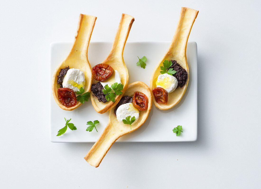 Knusprige Löffel mit Tapenade, Ziegenkäse und getrockneten Tomaten