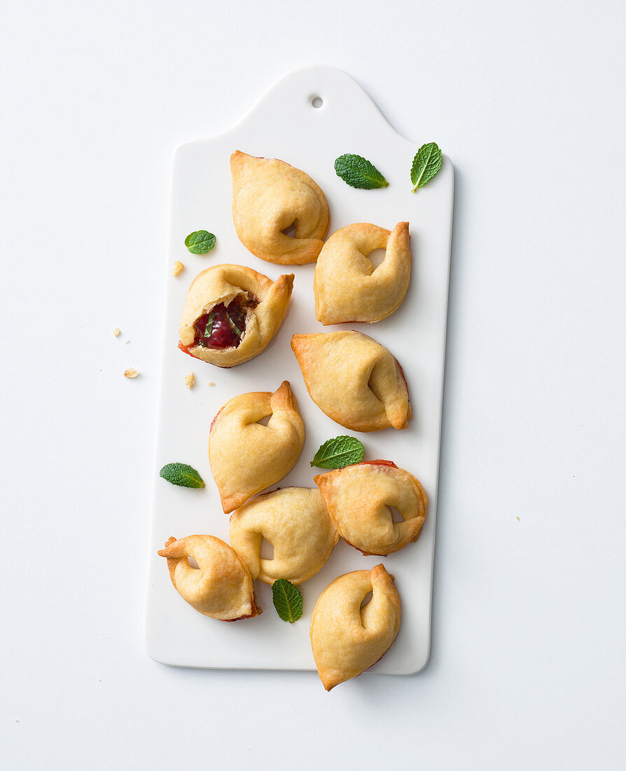 Süsse Tortelloni mit Erdbeer-Minze-Füllung