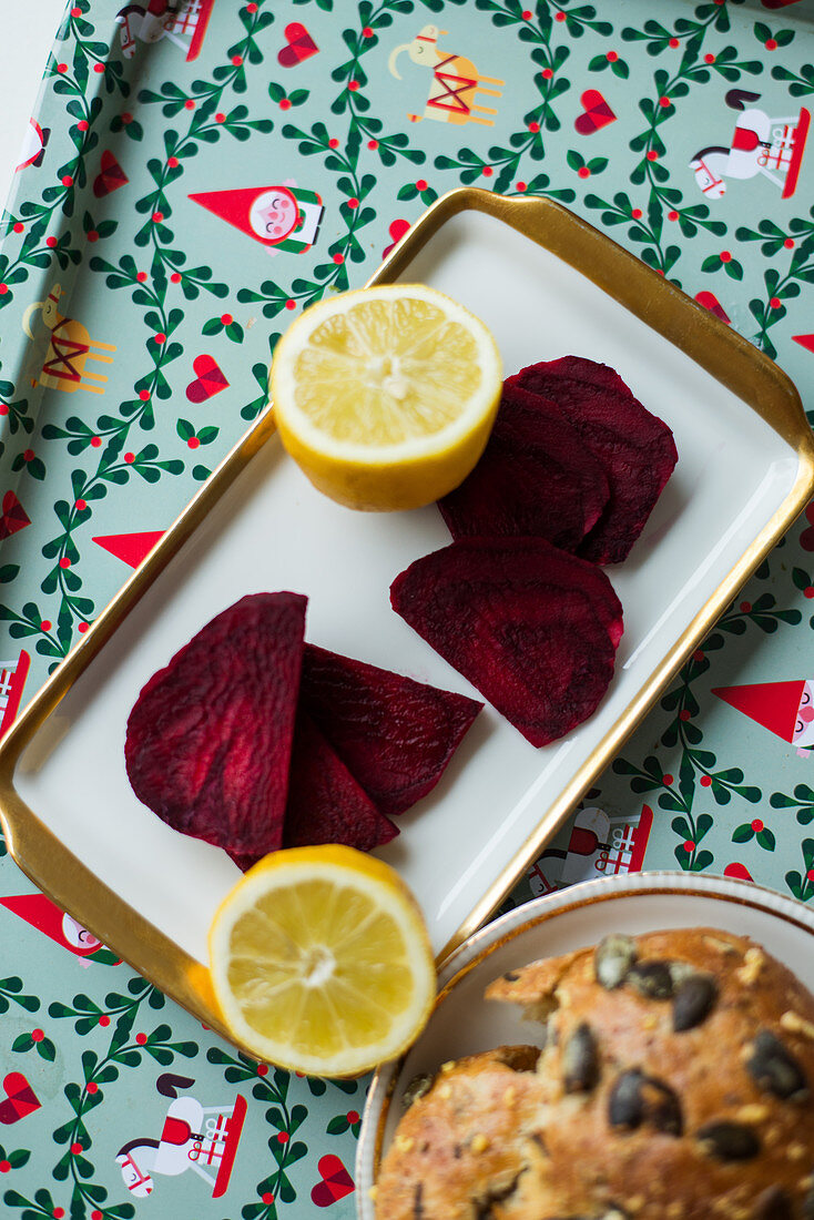 Rote Bete mit Zitrone und Kürbiskernbrötchen