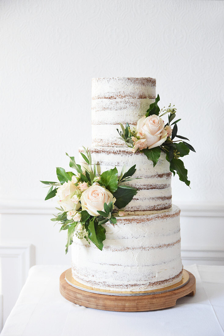 Dreistöckige Naked Cake Hochzeitstorte mit Rosendeko