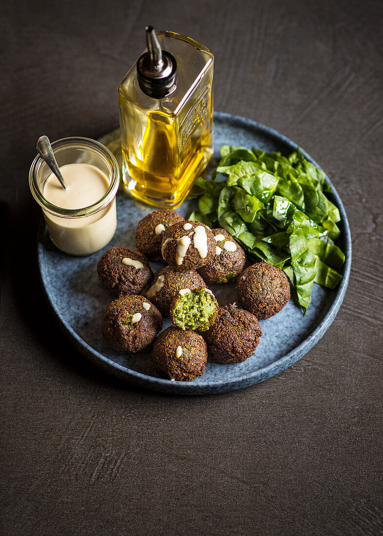 Grüne Falafel mit heller Sauce und Salat