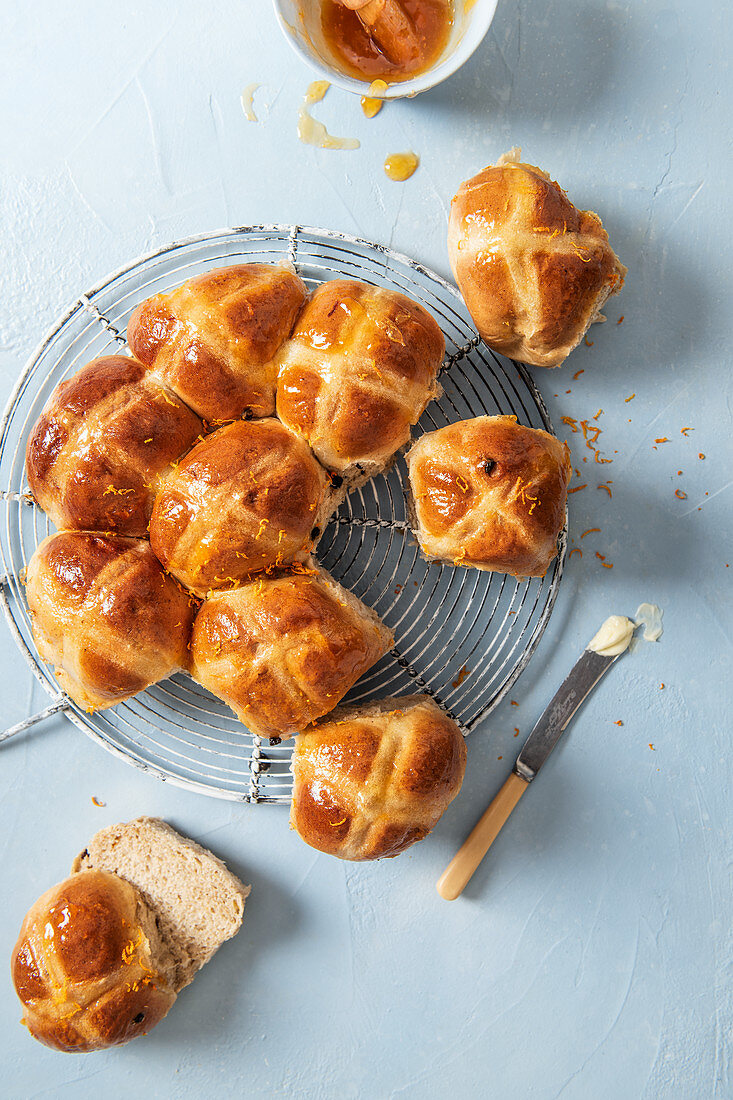 Hot Cross Buns mit Aprikosenglasur und Orangenschale