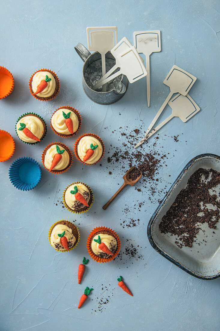 Karotten-Cupcakes mit Orangen-Frischkäse-Glasur und Kekskrümeln