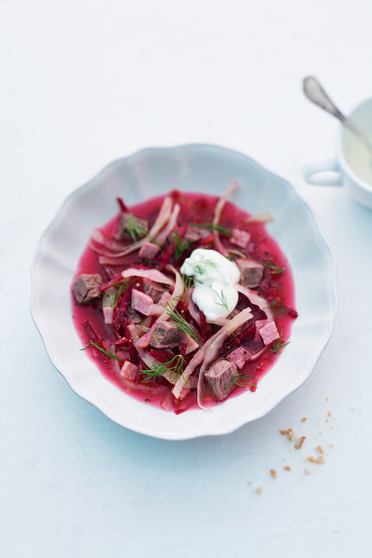 Borschtsch (Rote-Bete-Suppe mit Fleisch, Polen)