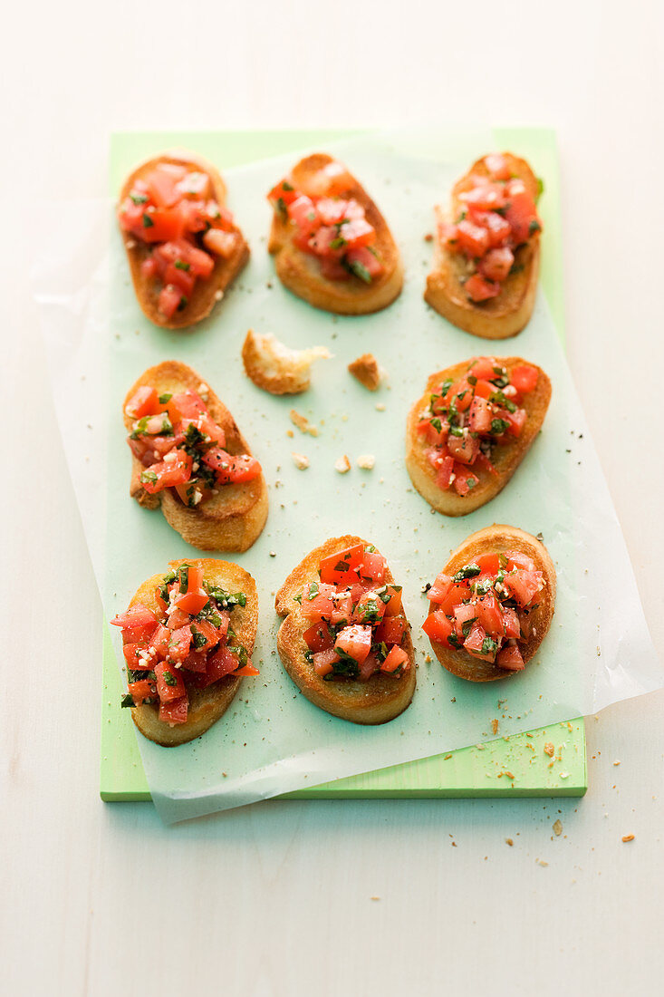Crostini with spicy diced tomatoes
