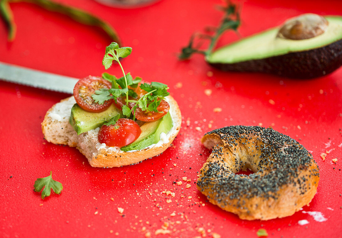 Mohnbagel mit Avocado und Kirschtomaten