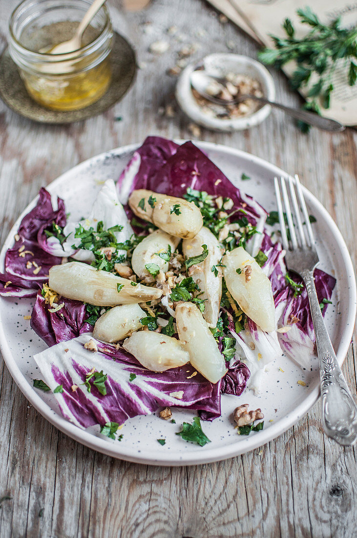 Topinambursalat mit Radicchio, Nüssen und gehackter Petersilie