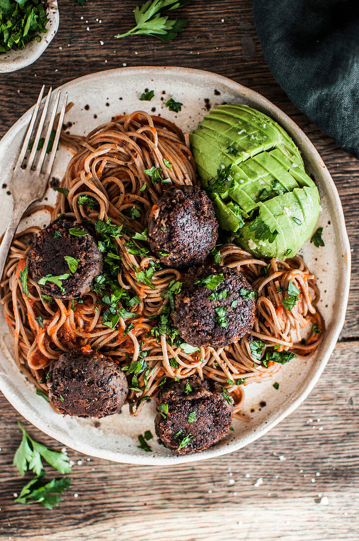 Vegane Bohnenklösschen mit Sobanudeln, Ajvar und Petersilie