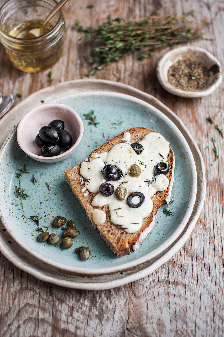 Käsetoast mit schwarzen Oliven, Kapern und frischem Thymian