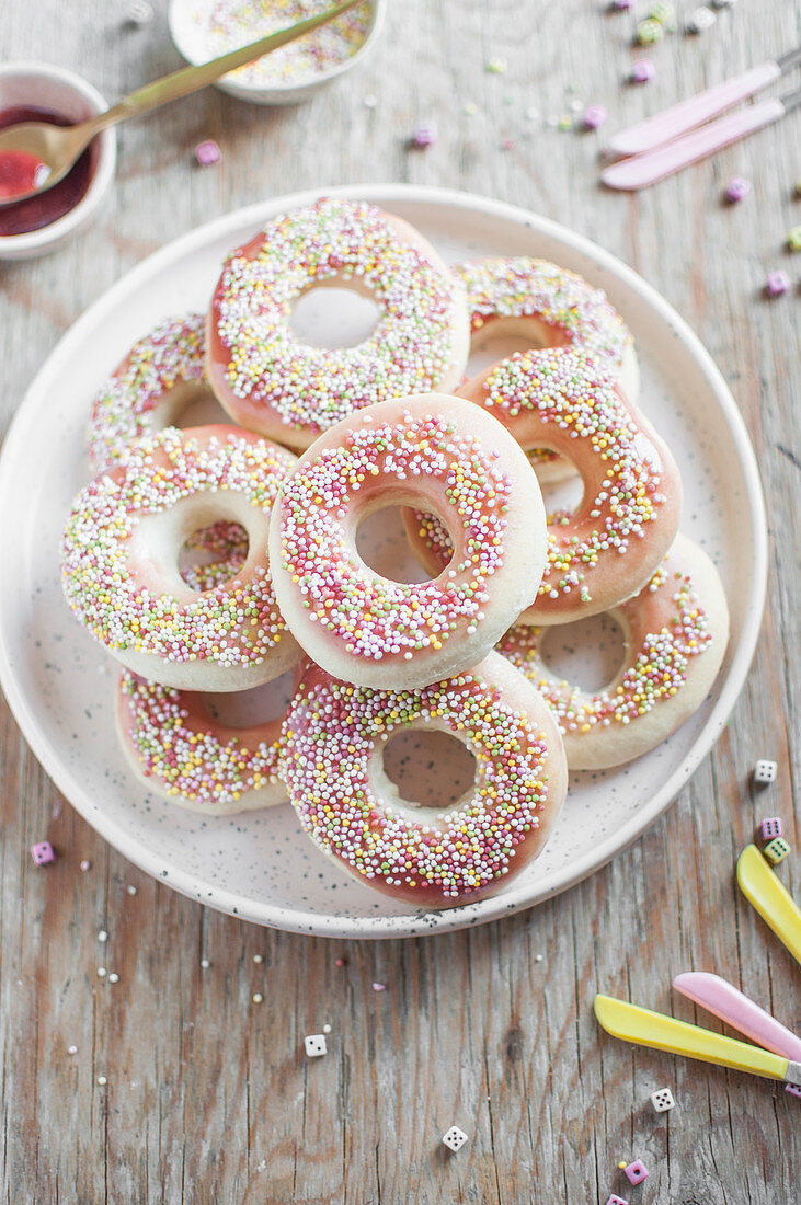 Vegane Donuts mit Zuckerguss und bunten Streuseln