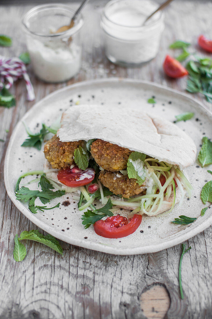 Falafel in hausgemachtem Pitabrot mit frischem Gemüse, Kräutern und Joghurtsauce