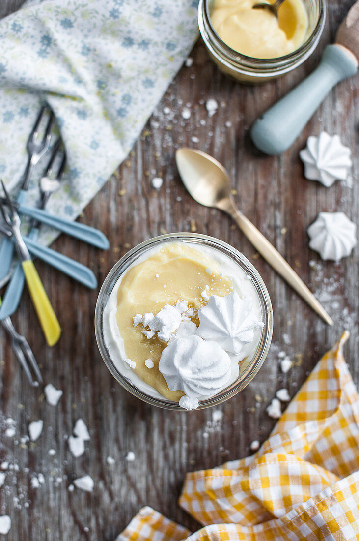 Zitronen-Tiramisu aus Biscuits, Zitronensirup, Lemon Curd und Baiser