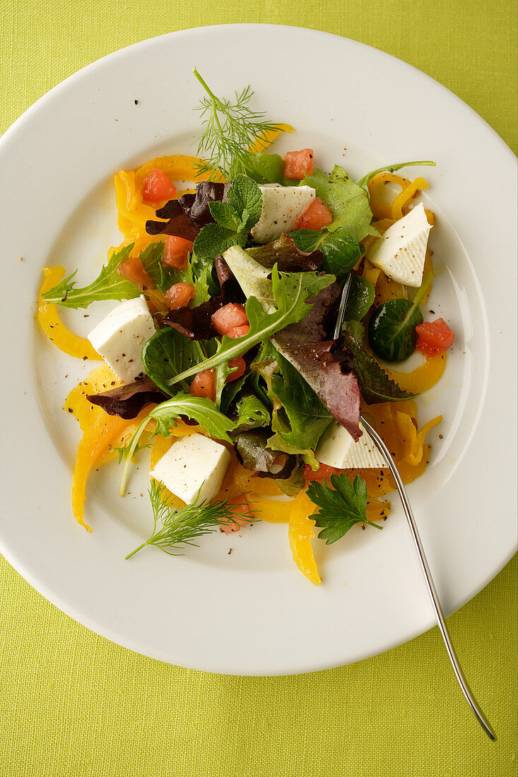 Blattsalat mit Paprika, Rucola, Feta und Tomaten