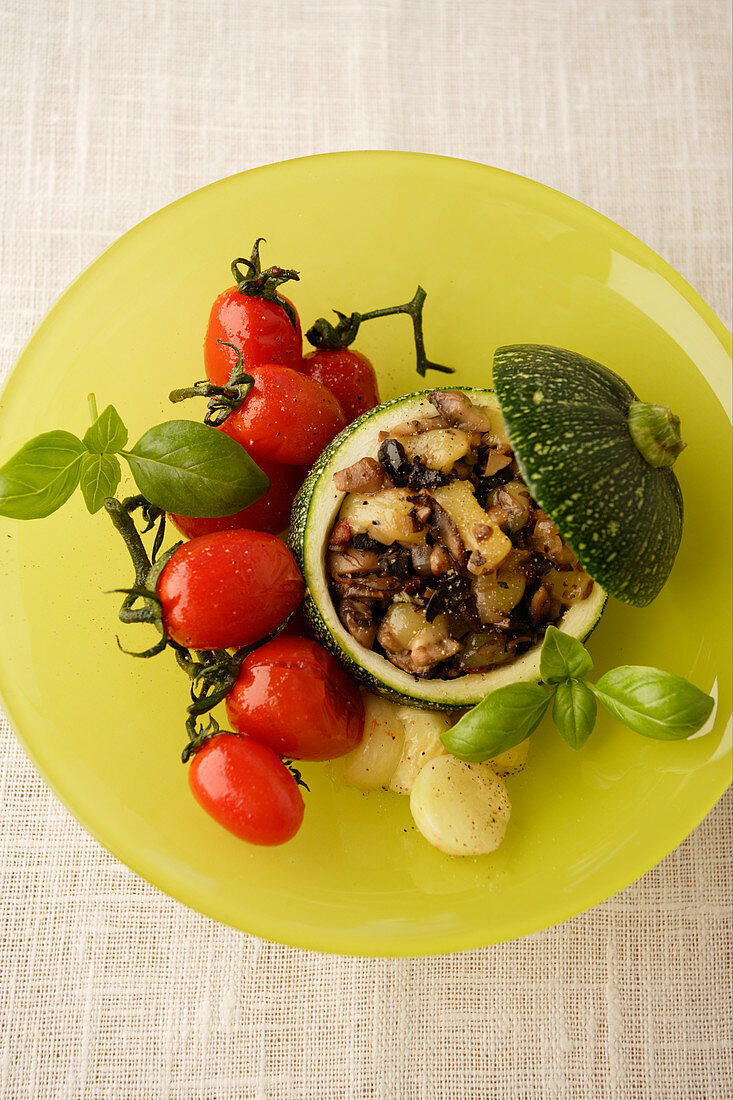 Gefüllte Rondini mit Zwiebeln und Tomaten