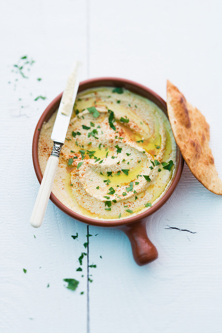 Hummus mit Koriandergrün und Fladenbrot