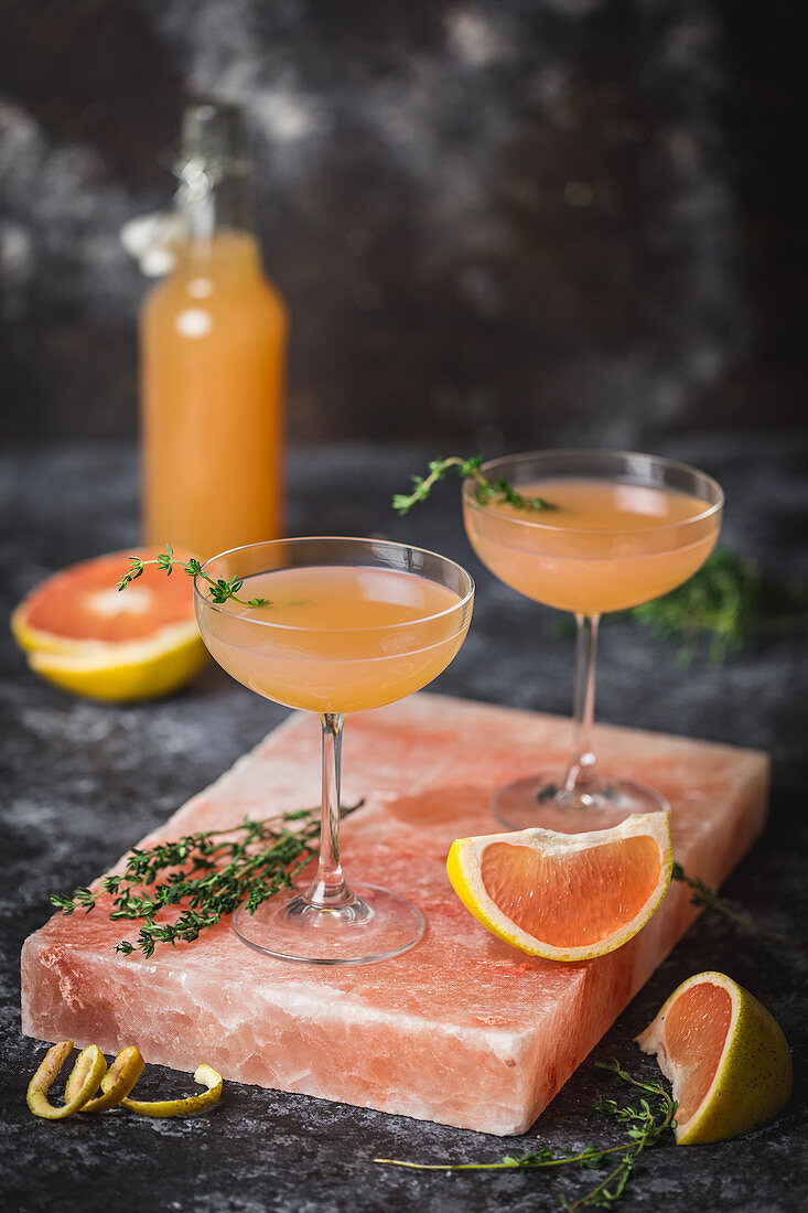 Rosa Grapefruit-Cocktail mit Thymian