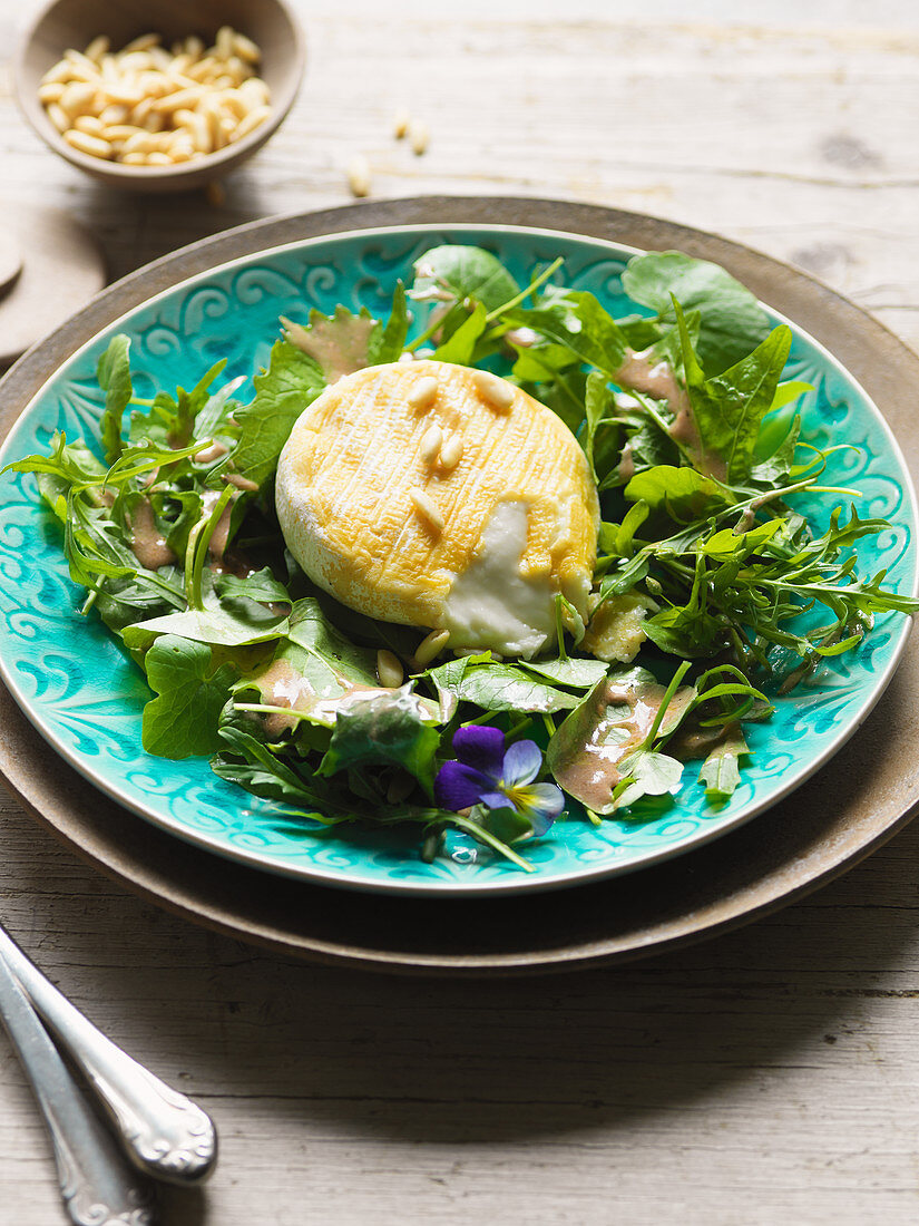 Mixed leaf salad with gratinated goat's cheese