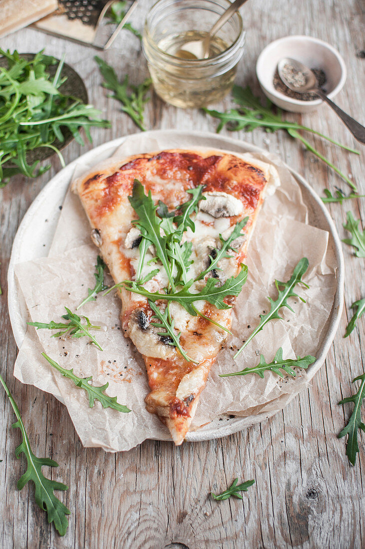 Hausgemachte Pizza mit Champignons, … – Bilder kaufen – 12625092 StockFood