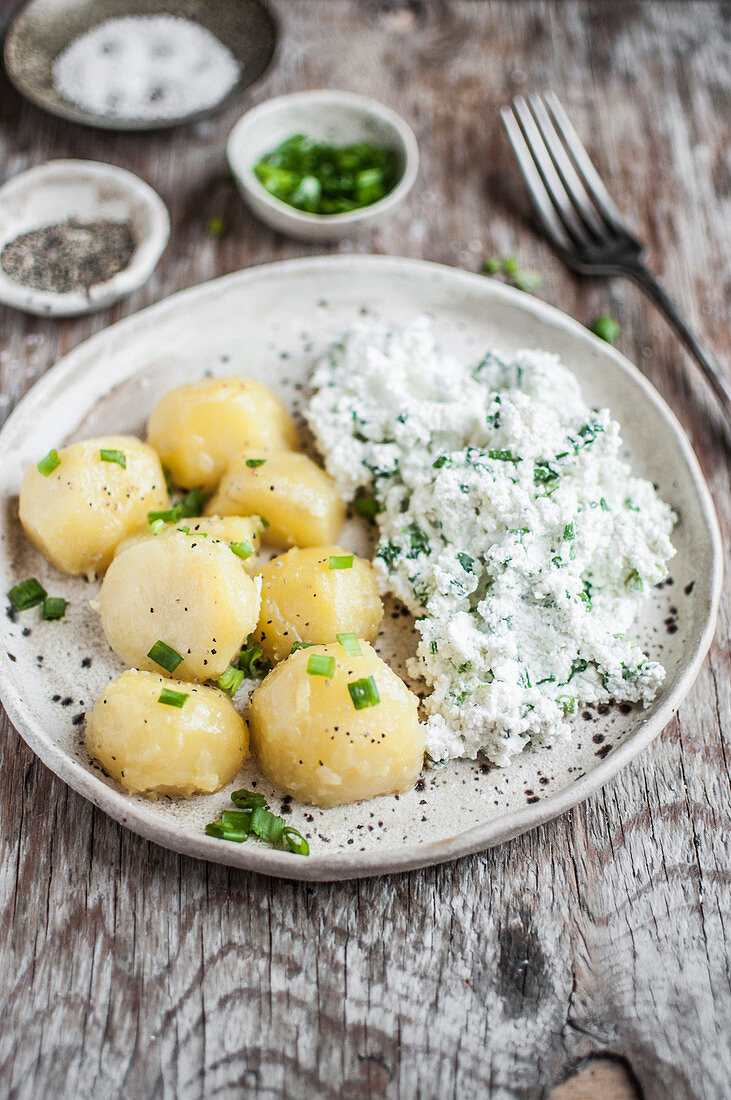 Potatoes with cottage cheese and green onions (pyry z gzikiem - traditional Polish dish)