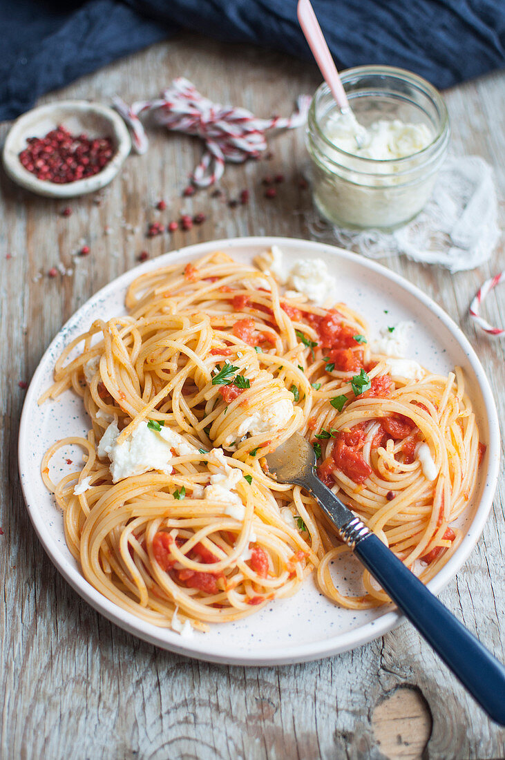 Spaghetti mit Tomatensauce und Mozzarella